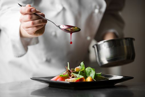 Bollette quintuplicate, aumento delle materie prime anche per i ristoranti. Come cambierà questo mondo con la crisi?