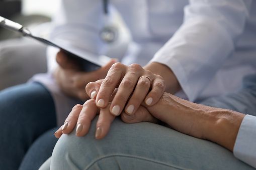 &quot;Poter assistere papà a casa è stato un grande dono, per lui e per noi&quot;, ringraziamento alle Cure Palliative di Asti