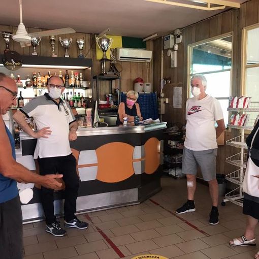 Sindaco e assessore Cotto ritratti durante la visita al circolo San Domenico Savio