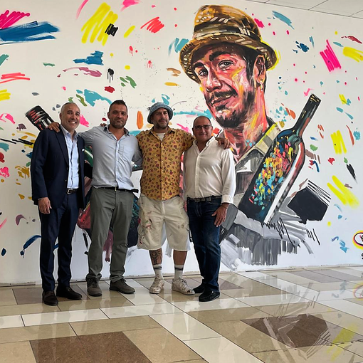 L'arte del vetro prende vita nel grande murales di Max Petrone