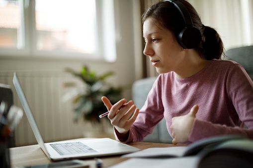 In vigore da oggi, al momento fino al 24 novembre, la didattica a distanza nelle scuole superiori