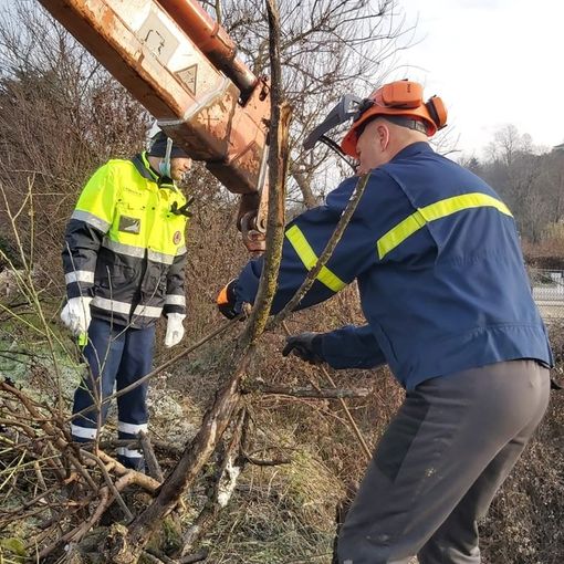 Pulito il Rio Quarto da piante e tronchi. Rimossa anche discarica abusiva [FOTO]
