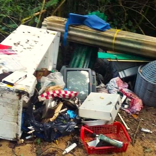 Discarica abusiva a cielo aperto sull'argine dietro il carcere di Quarto d'Asti fino a Castello di Annone