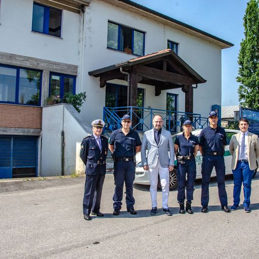 Sindaco Rasero, assessore Bona, Comandante Polizia Municipale Saracco ed alcuni agenti con le nuove divise