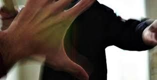 Il figlio cade durante l'ora di ginnastica. Il padre, preoccupato, avrebbe aggredito il professore