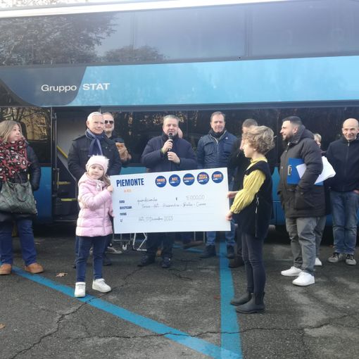 Piemonte in Bus premia con un assegno l'Ospedale Cardinal Massaia e Associazione Auser
