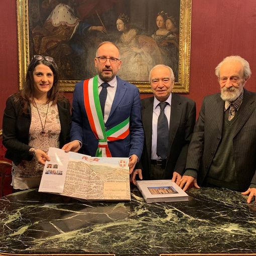 Consegnato il libro &quot;La Cattedrale di Asti&quot;al  sindaco Rasero