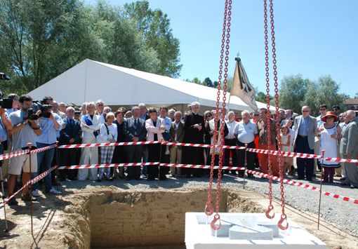 Foto d'archivio che documenta la cerimonia indetta all'epoca in occasione dell'apertura del tormentato cantiere