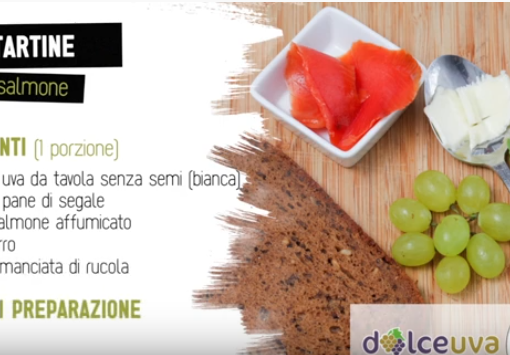 La ricetta del lunedì: oggi prepariamo dolci tartine con uva e salmone