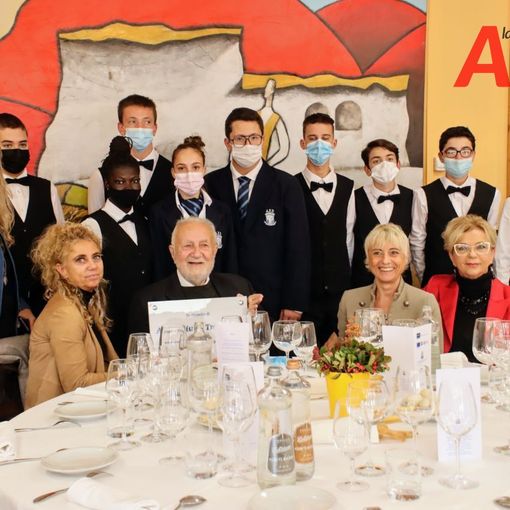 I componenti della famiglia Soldanino (al centro il patriarca, Giorgio) con il simbolico assegno - Questa e le numerose altre foto che compongono la galleria fotografica sono opera di MerfePhoto