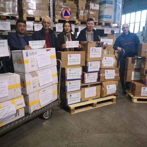 La comunità cinese di Torino tende la mano al Piemonte, donando materiale sanitario