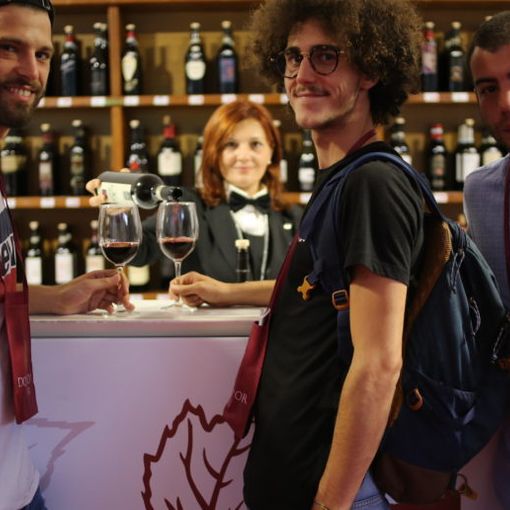 Asti capitale del vino. Il 53° Salone nazionale di vini selezionati “Douja d’Or” brinda al successo: 20.460 calici di vino degustati, 8.292 bottiglie di vino vendute e 5.574 cocktail di vermouth