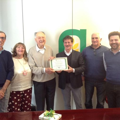 Luca Durandi (terzo da sinistra), l'anno scorso durante i festeggiamenti per il suo 90° compleanno, presso la sede di Confagricoltura Asti