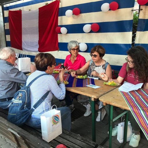 Al Festival dei Popoli &quot;Eat and walk&quot;: la camminata etnogastronomica parte con il piede giusto [FOTO]