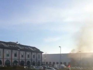 Auto prende fuoco nei pressi dell'Esselunga di corso Ivrea [VIDEO]