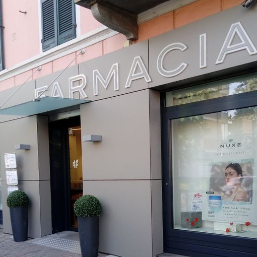 Spaccata nella notte alla farmacia di corso Savona. Rubate le monete dalla cassa. Indagano i carabinieri