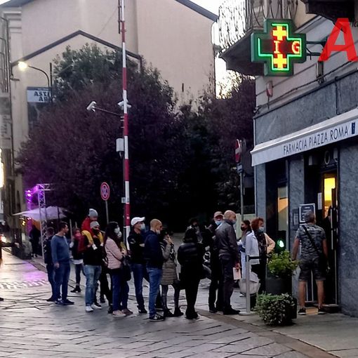 La Farmacia di piazza Roma ieri sera (MerfePhoto)