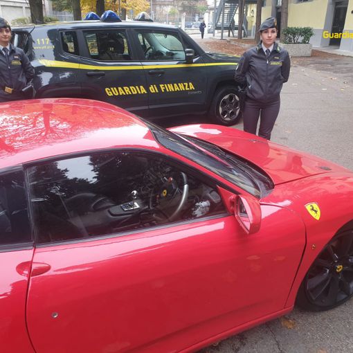 Operazione Cavallino: la Guardia di finanza di Asti sequestra falsa Ferrari F430 [VIDEO]