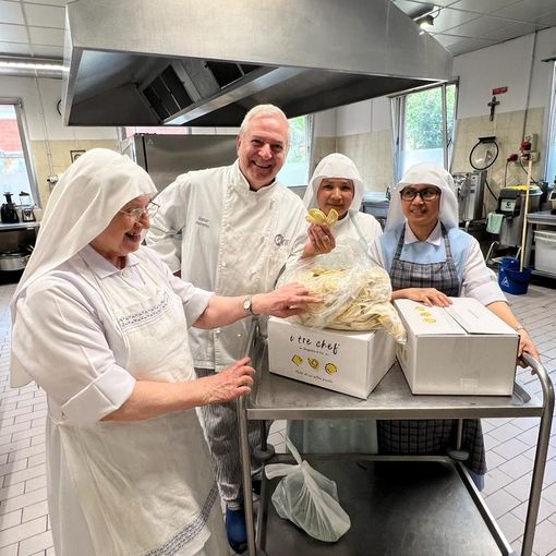 Walter Ferretto del Cascinale con suor Luigina, suor Glenda e suor Yeselia