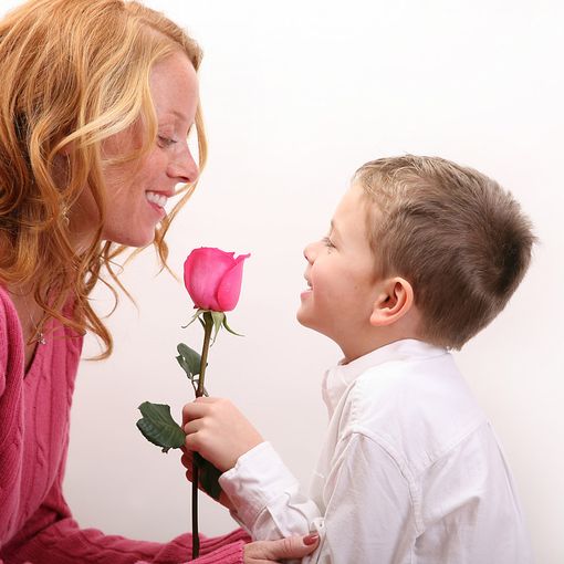 Pilastro della famiglia, ieri come oggi. Tanti auguri, Mamma