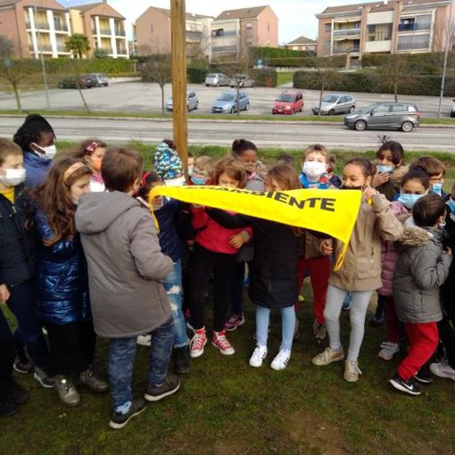 Oggi in via Madre Teresa di Calcutta i bimbi hanno partecipato alla messa a dimora di nuovi alberi