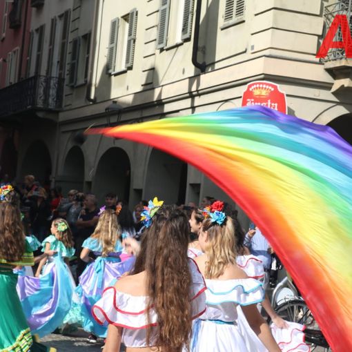 Un paio di immagini (la seconda a fine articolo) relative una precedente edizione della Festa dei Popoli