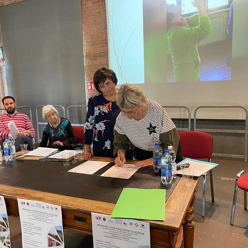 Un immagine della sottoscrizione dell'accordo