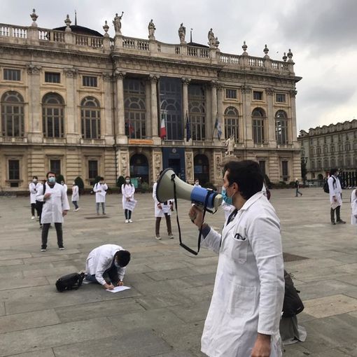 Scende in piazza la rabbia dei medici specializzandi: “Siamo lavoratori solo quando bisogna coprire i turni, pretendiamo rispetto” [FOTO e VIDEO]
