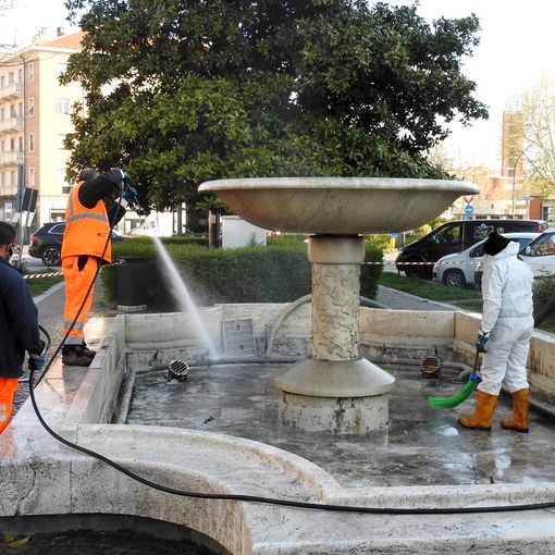 Gli operatori di Asp al lavoro per la riattivazione della fontana di piazza Marconi