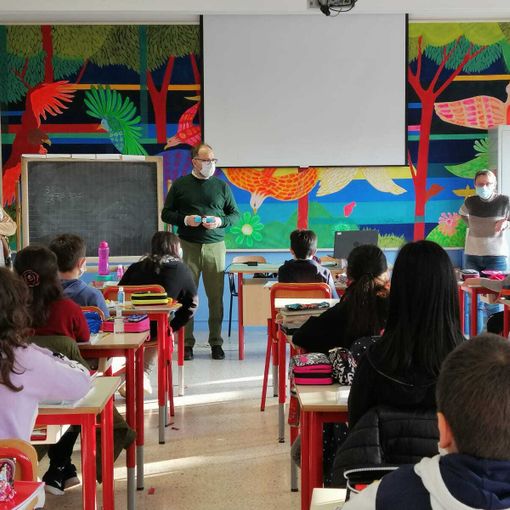 Il sindaco Rasero con la dirigente scolastica Longo durante la visita alla scuola
