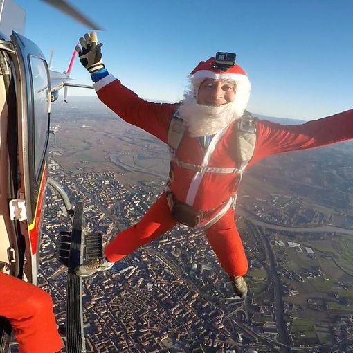 Babbo Natale arriva dal cielo: un evento spettacolare per sostenere la Mensa Sociale di Asti
