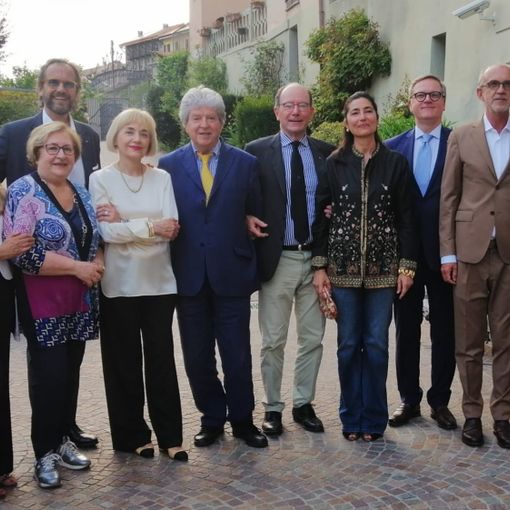 L'avvocato Della Valle ritratto con il consiglio direttivo del Rotary Club