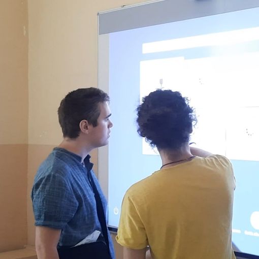 La storia di Michele, astigiano coraggioso. Il suo autismo non ha impedito il diploma al liceo artistico