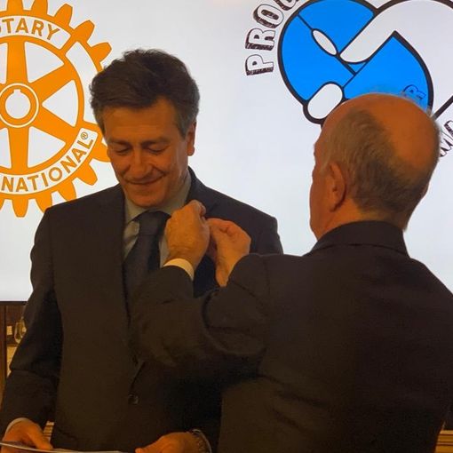 Il Prefetto Ventrice mentre viene insignito della “Paul Harris Fellow” da parte del Rotary Club Novara Val Ticino