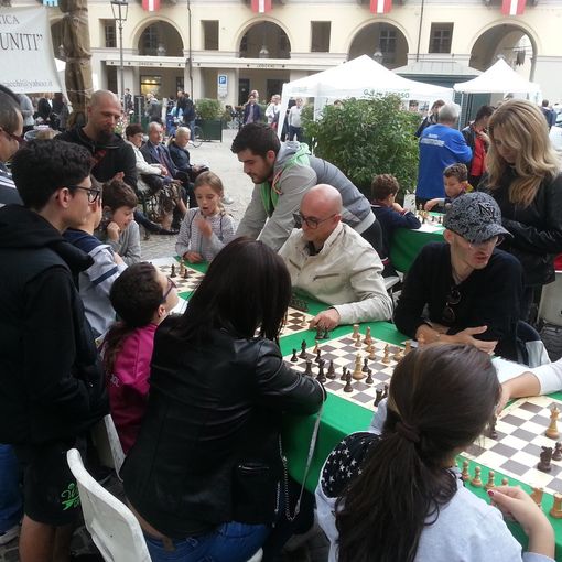 Ad Asti Unicef festeggia i nonni giocando a scacchi. Gradite le coppie nonno-nipote