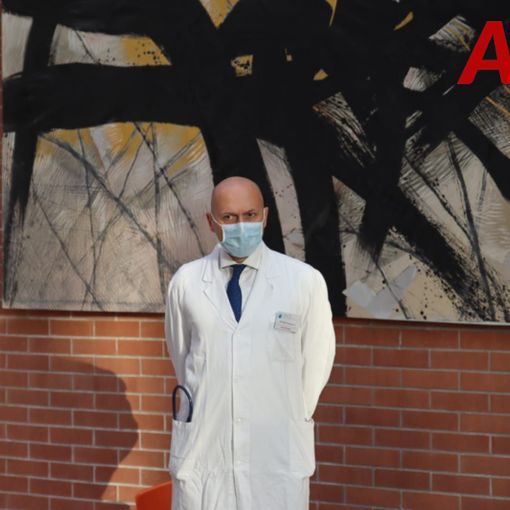 Professor Francesco De Rosa, ospedale di Asti, davanti a un quadro