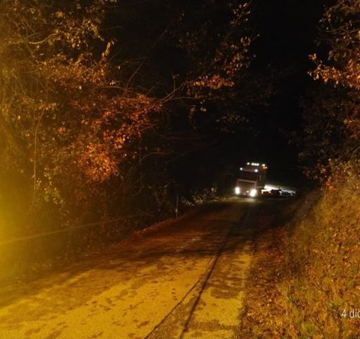 Bloccato sulla strada in frazione Casabianca. Necessario l'intervento dei Vigili del fuoco per muovere un tir [Foto]