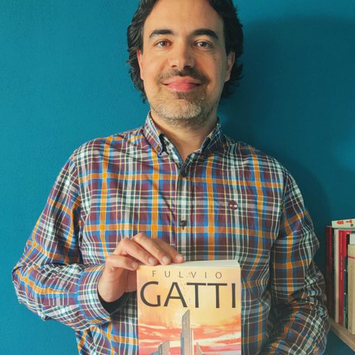 L'autore Fulvio Gatti con in mano una copia di &quot;Protocollo Scilla&quot;