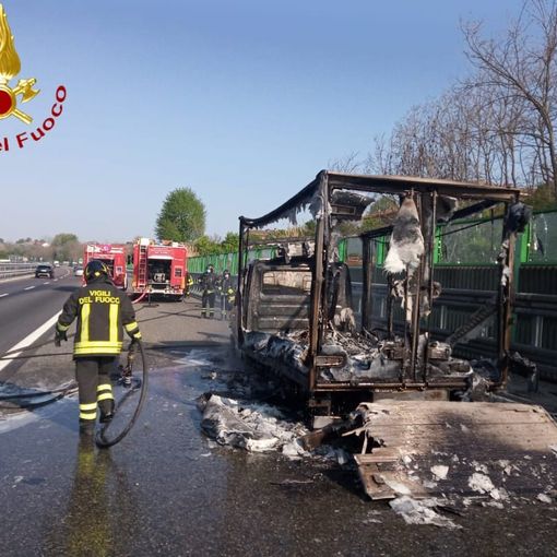 Incendio furgone in autostrada altezza San Paolo Solbrito. Nessuna conseguenza per l'autista
