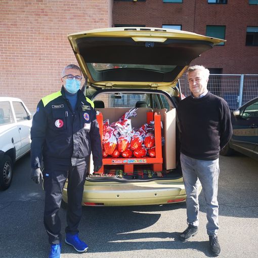 L'associazione di Protezione Civile Geometri Asti, dona uova pasquali al &quot;Mago di Oz&quot; e all'AMA di Asti