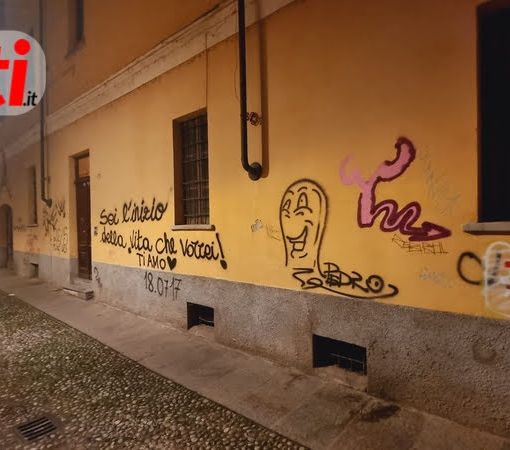 Tra via Bonzanigo e via Cotti Ceres graffiti e degrado davanti ad uno degli edifici storici di Asti [FOTO]