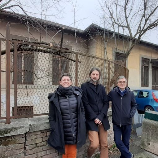 Il gruppo &quot;Insieme per Canelli&quot; davanti a una delle palazzine dell'ex ospedale