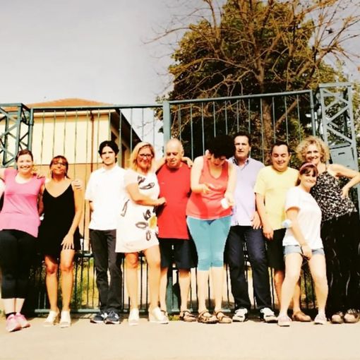 Foto di gruppo con gli ospiti, operatori e il papà volontario