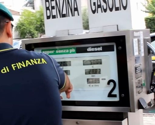 Caro carburanti, la Guardia di Finanza controlla i distributori: violazioni in più di un caso su 4