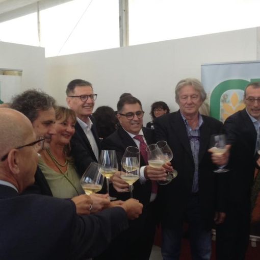 Il brindisi di inaugurazione della Douja d'Or 2019 presso lo spazio &quot;I Sapori del Territorio&quot;