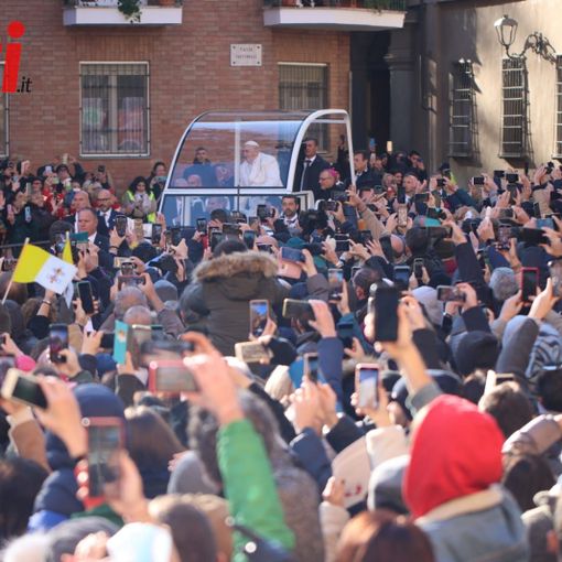 Il Papa all'entrata in piazza Cattedrale (MerfePhoto)
