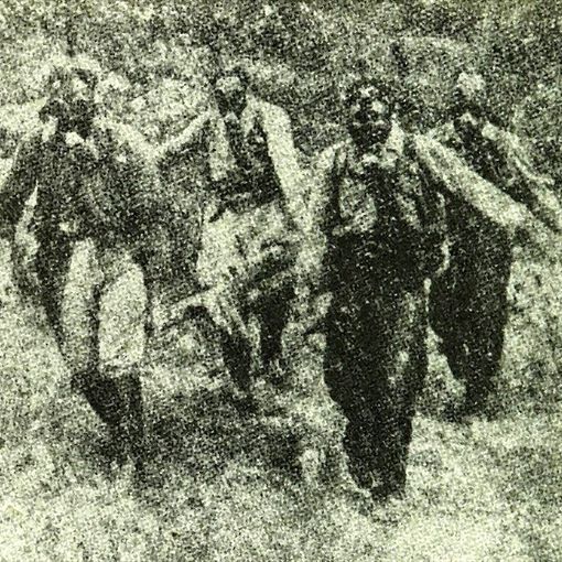 Immagine d'epoca che testimonia il recupero di salme dalle foibe