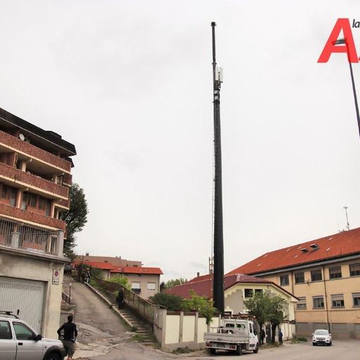 L'enorme antenna montata di fronte al condominio di via Pietro Micca