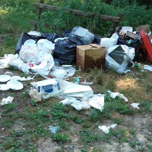 Rifiuti abbandonati in una Riserva Naturale: su Facebook, la denuncia di un’utente