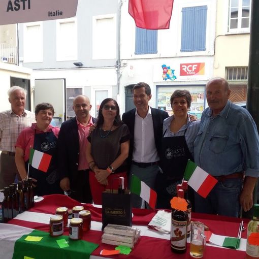 Foto di gruppo al mercatino delle città gemellate svoltosi a Valence il 22 settembre scorso